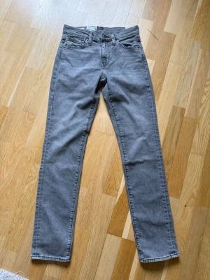 Gråa Levis jeans 5/11 Slim 29/32 - Säljer ett par gråa jeans från Levis passform slim. Jeansen är helt oanvända med prislapp och allt kvar på. Skriv vid frågor eller liknande 