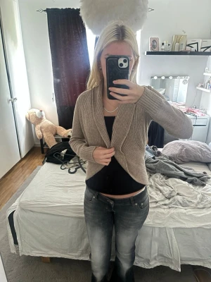 Beige ribbstickad kofta - Säljer en beige kofta använd 1 gång så är som ny är storlek Xs men passar S med
