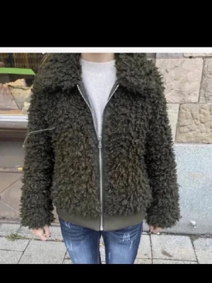 Olivgrön teddyjacka - Super snygg grön Teddy jacka i storlek 36 från HM💕 