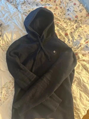 Marinblå hoodie från Morris - Mysig marinblå hoodie från Morris med dragsko i huvan och diskret logga på bröstet. Tillverkad i mjukt material som känns skönt mot huden. Perfekt för dig som gillar en stilren och enkel look.  Köpt för 2300 på pondus. Skick 9/10 knappt använd. Storlek M. Skriv vid intresse eller frågor!