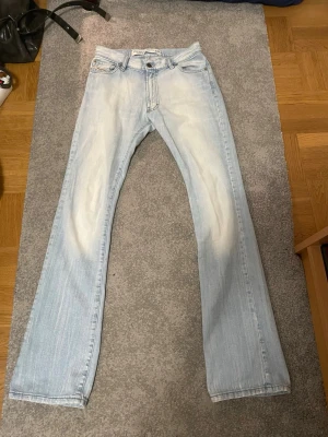 VINTAGE DISELJEANS🌟 - Säljer ett par skitsnygga ljusblåa jeans från disel som jag köpte från vinted för 400 men som tyvärr var för små. De är i jättebra skick och vintage- 100% bomull! Jättefin och cool färg. 🩵Dom är low/mid waist och lite bootcut. Kolla bilderna för mått! Är beredd att gå ner i pris vid ett snabbt köp!!!