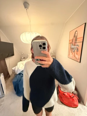 Marinblå och vit stickad tröja - Jag säljer en tröja som inte gått till så mycket användning och är nu för liten. Den är i bra skick och har knappt använts. 