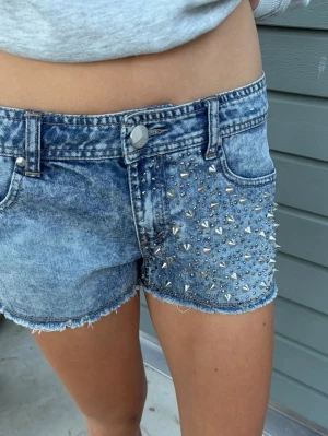 Jeansshorts  - Står ej storlek men gissar på S, priset går att diskuteras 