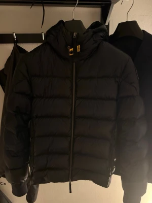 Parajumper sheen jacka - Säljer en marinblå parajumpers jacka i modellen sheen. Storlek M. Bara att höra av sig vid fler frågor.