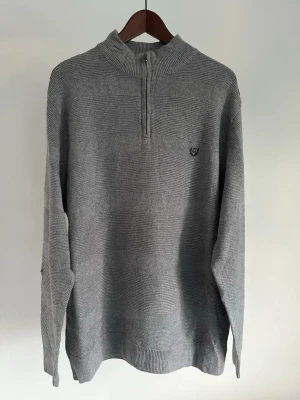 Chaps Ralph Lauren Half Zip Stickad Tröja Grå | 100% Bomull | Herr XL - Chaps Ralph Lauren Half Zip Stickad Tröja Grå | 100% Bomull | Herr XL Storlek: XL Färg: Heather Grey / Melange Grey Passform: Regular fit  Krage: Half Zip Material: 100% bomull Skick: Denna half zip är i ett väldigt fint skick utan defekter  Nypris cirka: 1 000 kr