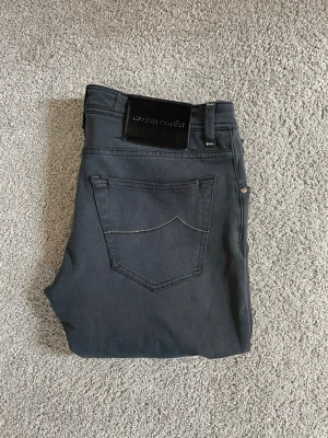 Jacob cohen 622 - Säljer ett par svarta Jacob cohens i den populära modellen 622. Jeansen är i storlek 31 i midjan och har en längd på ca 97cm vilket motsvarar längd 30 på jeans cirka. Jeansen är i fint skick! 
