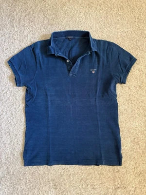 GANT Piké (M) - Klassisk marinblå piké från GANT i fint skick. Tidlös modell som passar lika bra till vardag som golf och sommar.  📦 Skickas snabbt! 