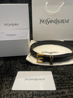 Svart bälte från Yves Saint Laurent - Helt ny✅Kommer med allt som syns på bilderna✅110cm‼️Något typ av läder material 