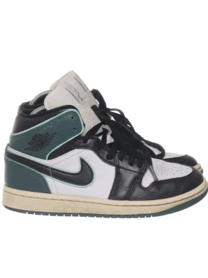 Nike air Jordan  - Jätte fina Nike air Jordan i använt skick. Storlek 36 och en halv. 