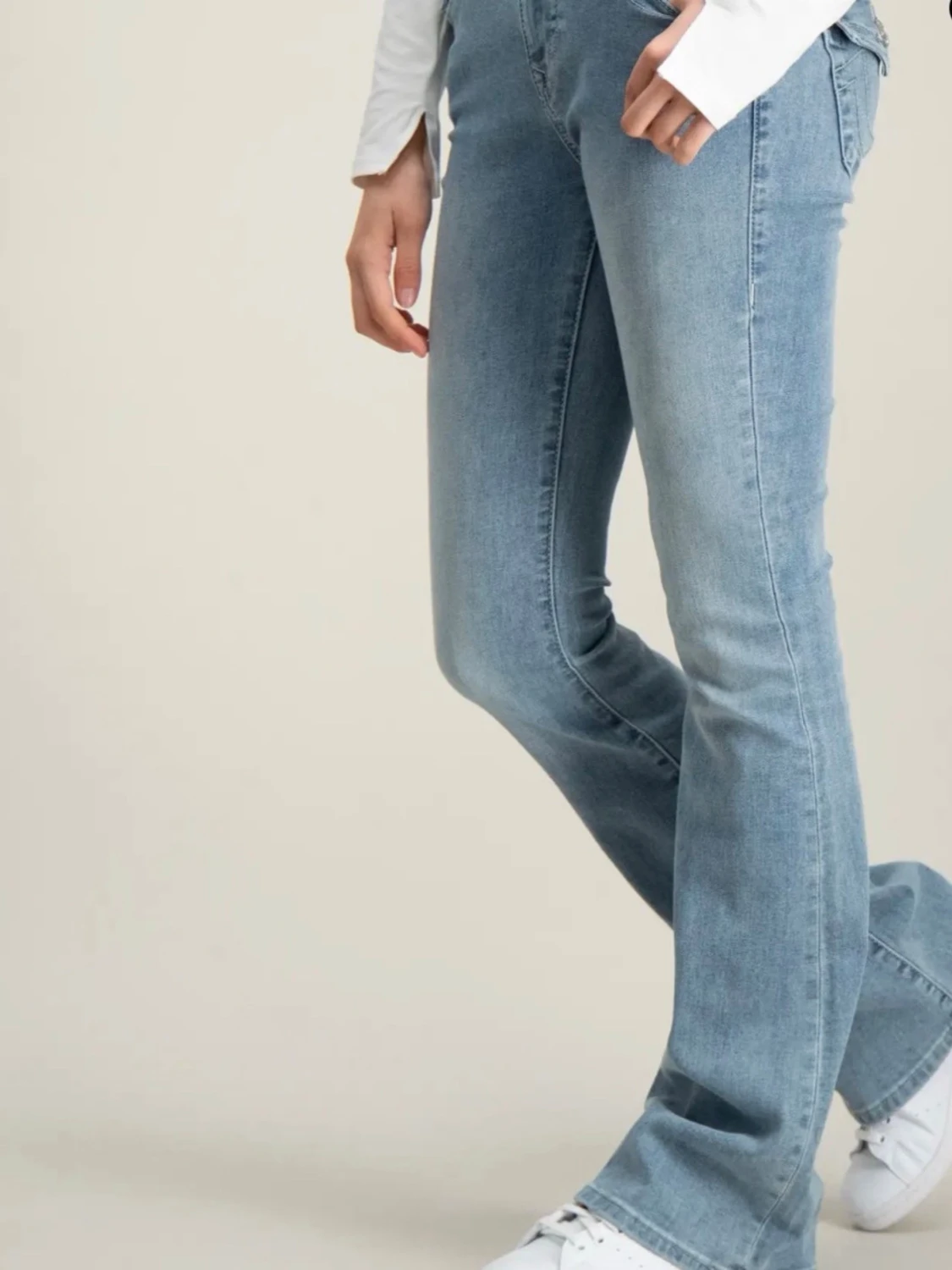 Ljusblå bootcut jeans