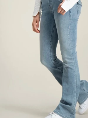 Ljusblå bootcut jeans - Säljer ett par true religion byxor i mid rise. Super fina blå byxor med design på bak fickan. Byxorna är i storlek 26 i midjan och är uppsydda till en längd som passar mig på 154 cm. Använt fåtal gånger och har inga vidare täcken på användning mindre än uppsyningen. Säljer för 650kr nypris ligger på 1299kr.