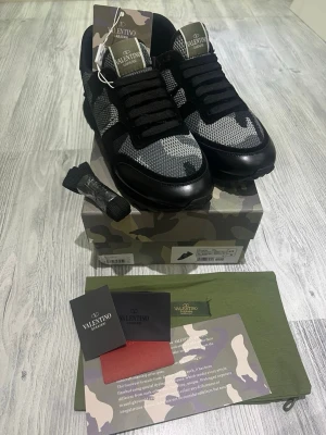Valentino rockrunners - Hej! Ett par fina grön-svarta Valentino Rockrunner skor till salu!  Säljer ett par Valentino Rockrunner skor i mycket fint skick. De är endast testade en kort stund och har inga defekter eller fläckar. Jag säljer pågrund av fel storlek. Perfekta för dig som söker ett par classiska och bekväma skor som även klarar vinterns väder – de är både varma och vattentäta.  Skorna är inköpta online och alla tillbehör som syns på bilden medföljer. Passa på att fråga frågor och köpa!