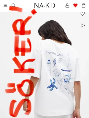 Vit t-shirt med blått tryck från NA-KD - Söker denna t-shirt i storlek XS, S, eller M.
