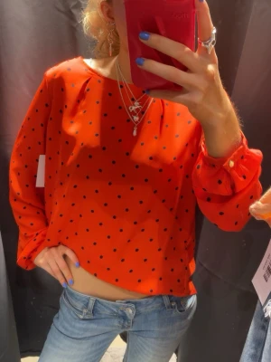 Holly&Whyte blus Röd polka dots - Blus med en härlig orange färg polka dots från Holly&Whyte🤗❤️
