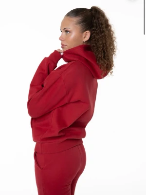 Röd hoodie med matchande byxor  - Säljer ett rött nitted sätt! Hoddien är i xs och de Lågmidjade mjukis byxorna är också i xs 