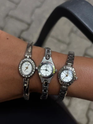 Vintage klockor silver - Säljer tre eleganta damklockor i silverfärg med smala armband och vita urtavlor. Dessa är vintage köpta utomlands med super fina detaljer! OBS kan ej garantera att de fungerar man måste byta batteri på dessa (vilket jag ej gjort)!💕säljer dessa separat dvs priset är för en klocka, kontakta mig kring eventuella frågor samt vilken klocka du vill ha!