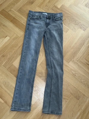 Gråa Ryvls jeans. Straight leg Slim 152CM - pris kan diskuteras! Säker ett par snygga gråa Raka slim passform jeans. Nytt skick. 