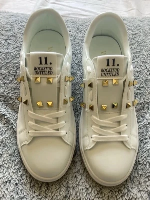 Vita Rockstud Untitled sneakers - Skorna är helt nya som på bilderna. Hör av er vid frågor 🙌