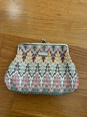 Liten väska - Till salu: en fantastisk liten väska med mönster i Missoni-stil. Utmärkt skick. 🤍