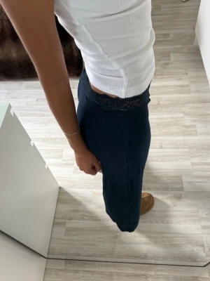 Mörkblå ribbade byxor -  Säljer då byxorna är för korta för mig. Jag är en och Säljer då byxorna är för korta för mig. Jag är en och 168 skulle säga att det passar någon som är under 160 
