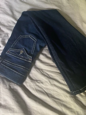Mörkblå jeans med kontrastsömmar - mörkblåa jeans från gina tricot i storlek 152 men skulle passa på en som har xs eller xxs 💕 knappt använda heller !