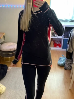 Underställ  - Säljer mitt rosa/svarta underställ då jag har för många. Den är mjuk skön enkel och har inga synliga skador eller liknande. Skriv till mig om frågor. (Priset går alltid att diskutera)
