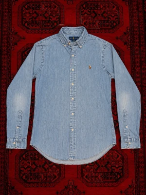  Ralph Lauren jeanskjorta - En efterfrågad och sällsynt jeans skjorta från Ralph Lauren some perfekt för sommaren och hösten | skick 9/10 utan defekter | storlek EU S | tvättas och fräschas upp innan frakt! | pris går att diskutera vid snabbaffär / bundle köp 🤝💯