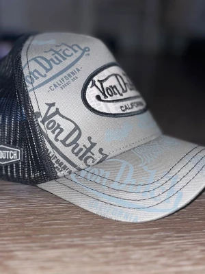 Von Dutch keps - En trucker keps från Von Dutch med justerbar baksida med svart nät. Skicket är mycket bra då den endast brukats ett fåtal gånger.  Kontakta mig gärna för fler bilder eller information!   Nypris: 400 