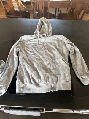 Grå zip hoodie från Nike - Grå zip hoodie säljer den då den är lite för stor för min typ av plagg 