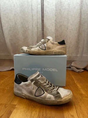 Philippe Model skor - Phillipe model skor i väldigt bra skick. Ingen skada men syns att dem använts. Priset är inte hugget i sten. Strlk 45. Bild 3 på sulor.