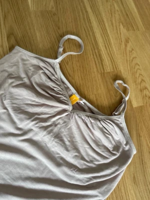 Topp MQ stl M - Linne från MQ i storlek M. Mycket bra skick.  Finns även i brunt på min sida! 