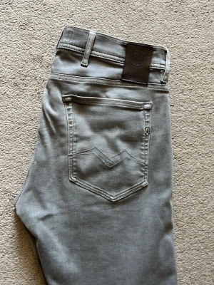 Ljusgråa replay jeans - Säljer dessa feta grå replay jeans! Skriv vid frågor eller prisförslag!😀 Strl W32 L34🕺