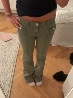 Gröna jeans  - Säljer mina super snygga gröna jeans som är bootcut, utan bakfickor 