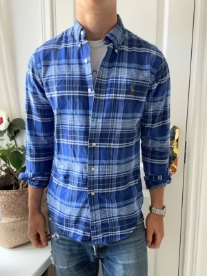 Ralph lauren skjorta  - Ralph lauren skjorta. Slim fit, Inga defekter! Modellen i bilderna är 180 cm 75 kg och bär Storlek M , Kom med frågor! 🌟 (Kan gå ned i pris vid köp av paket 😉) 