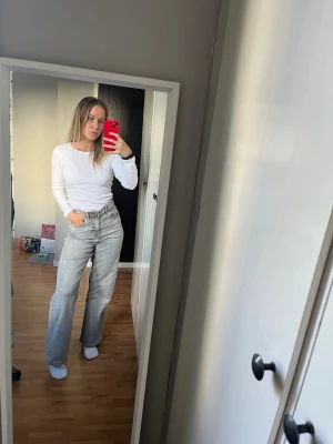Ljusgrå raka jeans med hög midja - Säljer ett par ljusgrå jeans med rak passform och hög midja. Uppsydda till mig som är 164 cm.