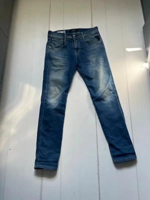 Replay hyperflex - Säljer dessa blåa stretchiga replay jeans. De är slim fit och sitter väldigt bra längs med benen. Storleken i midjan är 28 och längden 30. Skulle dock säga att midjan sitter mer som 29/30. Om ni vill ha mått är det bara att säga till. Inga fel på dom alls väldigt bra skick