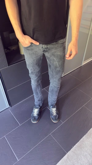 Gråa dondup - Säljer ett par grå dondup slim fit jeans i sprillans nytt skick. Modellen är 182, bara att skriva vid frågor. Pris är diskuterbart!