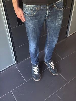 Nudie jeans - Riktigt snygga nudie jeans i sprillans nytt skick! Modellen är 182 lång! Bara att skriva vid frågor. Pris är diskuterbart.