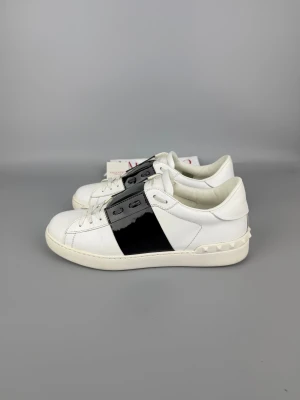 Valentino Open Sneaker Patent Black | 41.5 - Valentino sneakers i patent svart, mycket gott skick. Dustbag och kort medföljer.