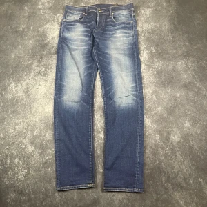 Vintage G-Star-jeans för herr i storlek W30 L33 från 2000-talet Y2K - Vintagejeans från G-Star för herr med Y2K-känsla från 2000-talet. Storlek W30 L33. W/L är uppskattningar baserade på måtten.  Mått 📏 Midja: 41 cm Benslut: 16 cm Lår: 32 cm Totallängd: 105 cm Måtten hittas även på bilderna  Leverans inom en dag Spara på priset och frakten genom att sätta ihop ett paket Mer information finns på min profil. 12-611