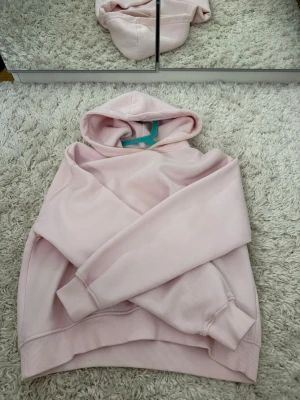 Gina Hoodie - Några fläckar! Tvättad innan den skickas! Då går nog sminkfläckarna runt halsen bort! 