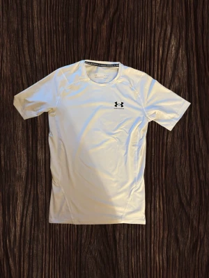 Under Armour compression shirt  - En sprillans ny under armour compression shirt! Tyvärr passade den inte mig så därför jag säljer den! Helt redo för ny ägare! 