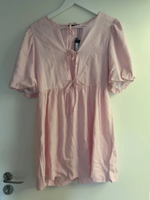 Rosa klänning från lager 157 - Rosa klänning ifrån Lager 157. Storlek XS. Helt ny med prislapp kvar och aldrig använd. Nypris 200🎀🌸 