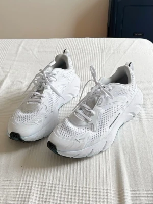 Under Armour Joggingskor - Använda 1 gång på padelbana därav det blåa på sulan men går att tvätta bort