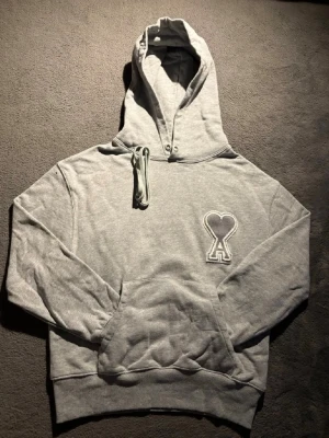Ami Paris hoodie - Skön Ami Paris hoodie i färgen grå ✅väldigt bra skick✅💯använd ett par gånger💯Perfekt för en chill och avslappnad stil.