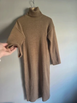 🤎NA-KD stickad poloklänning med slits stl S🤎 - En stilren och mysig långärmad poloklänning i mjuk ribbstickad känsla. Klänningen har en snygg polokrage och en fin slits på sidan som ger en elegant detalj. 🤎 Färg: beige/taupe 🤎 Storlek: S 🤎 Längd: går ungefär till mitten av vaden (jag är ca 169–170 cm)  Klänningen är i bra skick och har inga hål eller större fel. Den har fått lite små noppor på vissa ställen från användning, men inget som jag tycker stör eller som påverkar helhetsintrycket.  Perfekt till höstens och vinterns outfits