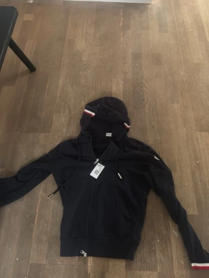 Moncler hoodie - Säljer nu min moncler hoodie då jag inte använder den. Skick 9/10 modellen är 180cm. Den är såklart äkta 