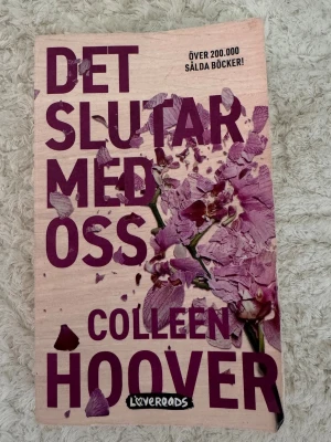 Det slutar med oss av Colleen Hoover - En gripande roman av Colleen Hoover. Boken handlar om Lily som kämpar med kärlek, relationer och sitt förflutna. Perfekt för dig som gillar känslosam och modern skönlitteratur. 