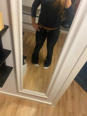 Mörkblå True religion jeans med fickdetaljer och Low waist - Säljer ett par mörkblå joey true religion jeans med låg midja och snygga fickdetaljer bak storlek w23. Jeansen har klassisk femficksmodell och kontrastsömmar. Perfekta för dig som gillar en tidlös och avslappnad stil. Har sytts upp till en person som är mellan 155-150 skulle jag säga köpta för 1300 💕