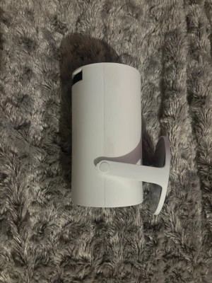 Vit mini-projektor med stativ - Säljer min projektor som fungerar som den ska och är perfekt för att kolla på filmer, serier och YouTube hemma.  Projektorn kan användas med HDMI.  Observera: Fjärrkontrollen är lite skadad och behöver hanteras försiktigt, men den fungerar fortfarande. Projektorn går även att starta och använda utan fjärrkontrollen.  Säljs eftersom jag inte använder den längre. Hör gärna av dig om du har några frågor 😊